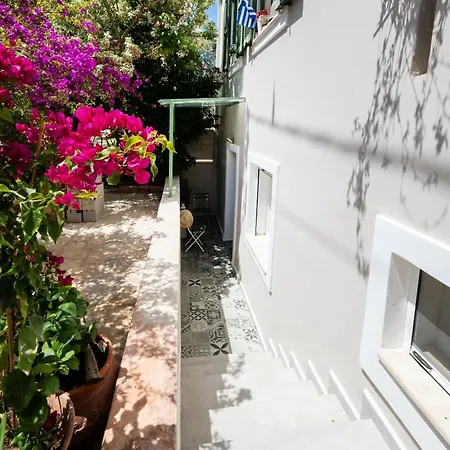 Boukamvillia Apartment, Just 500m From Apartman
