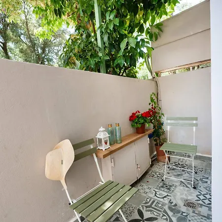 Boukamvillia Apartment, Just 500m From Apartment